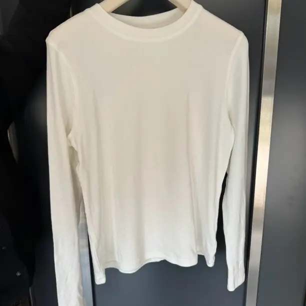 白色圆领显瘦打底女士秋冬纯色百搭