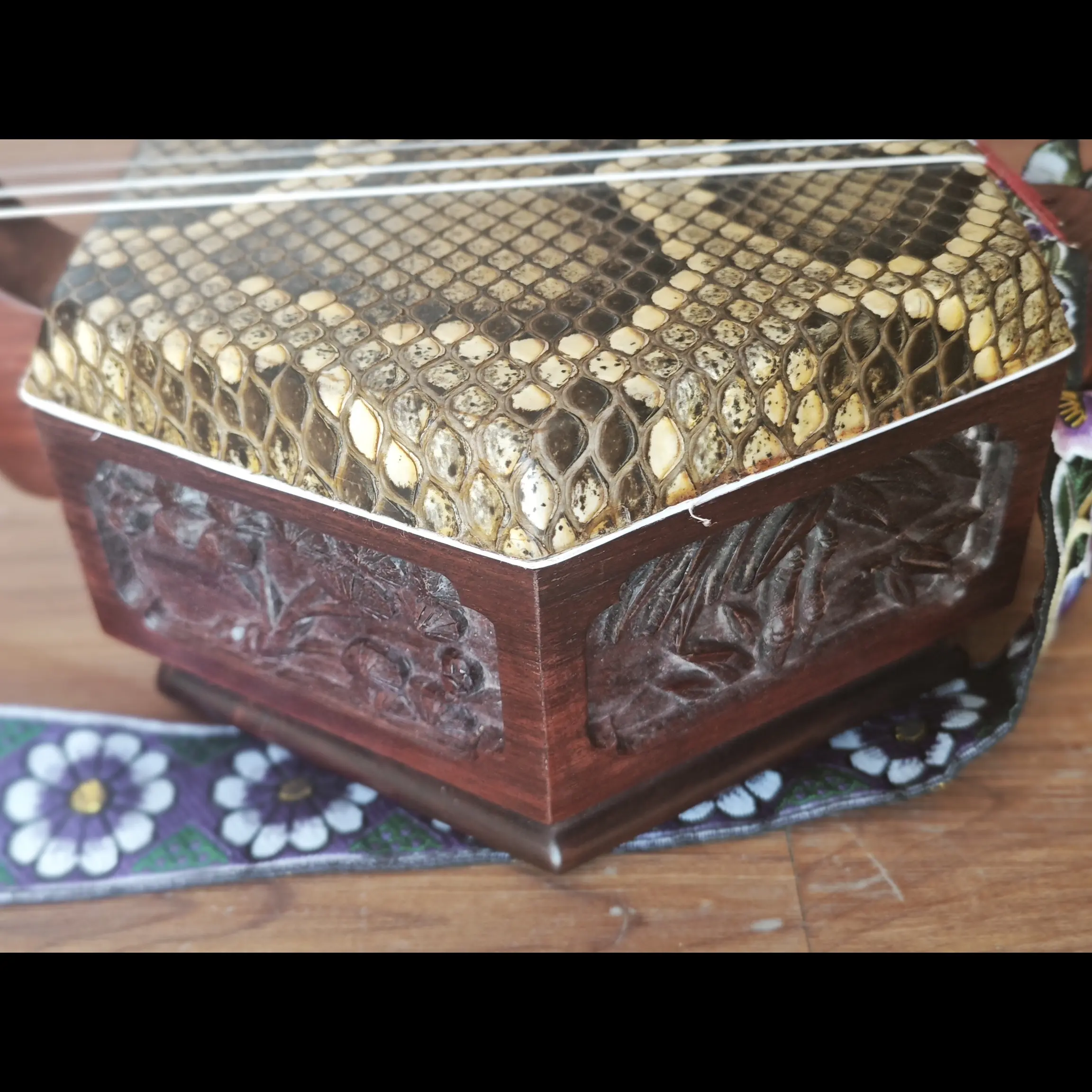 国标老红木、纯手工血檀雕花龙头三弦