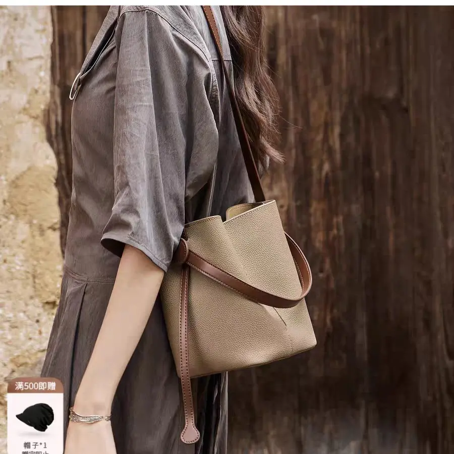 新款时尚牛皮水桶包女式斜挎手提百搭包适合通勤
