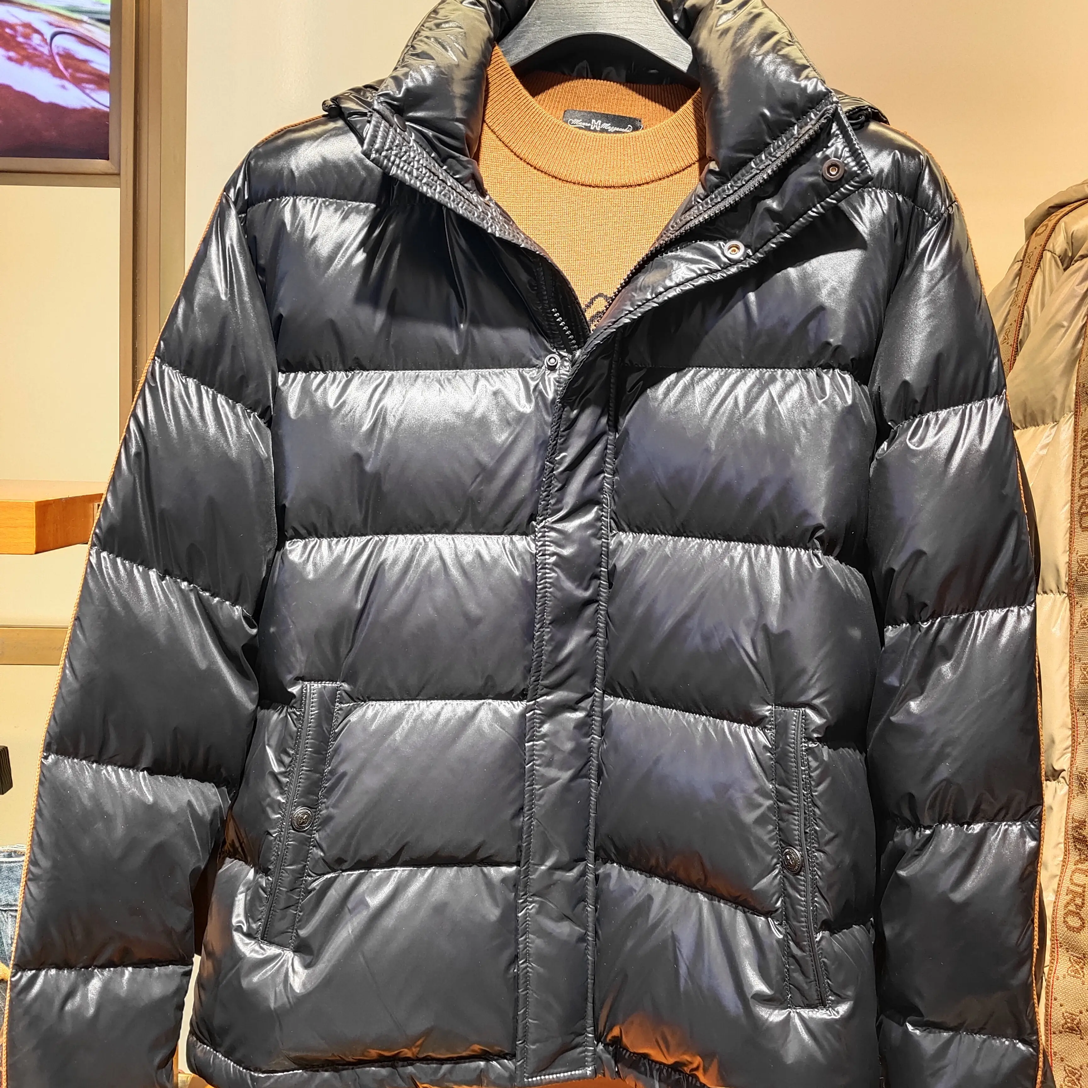 冬季新款短款连帽超轻保暖鸭绒羽绒服