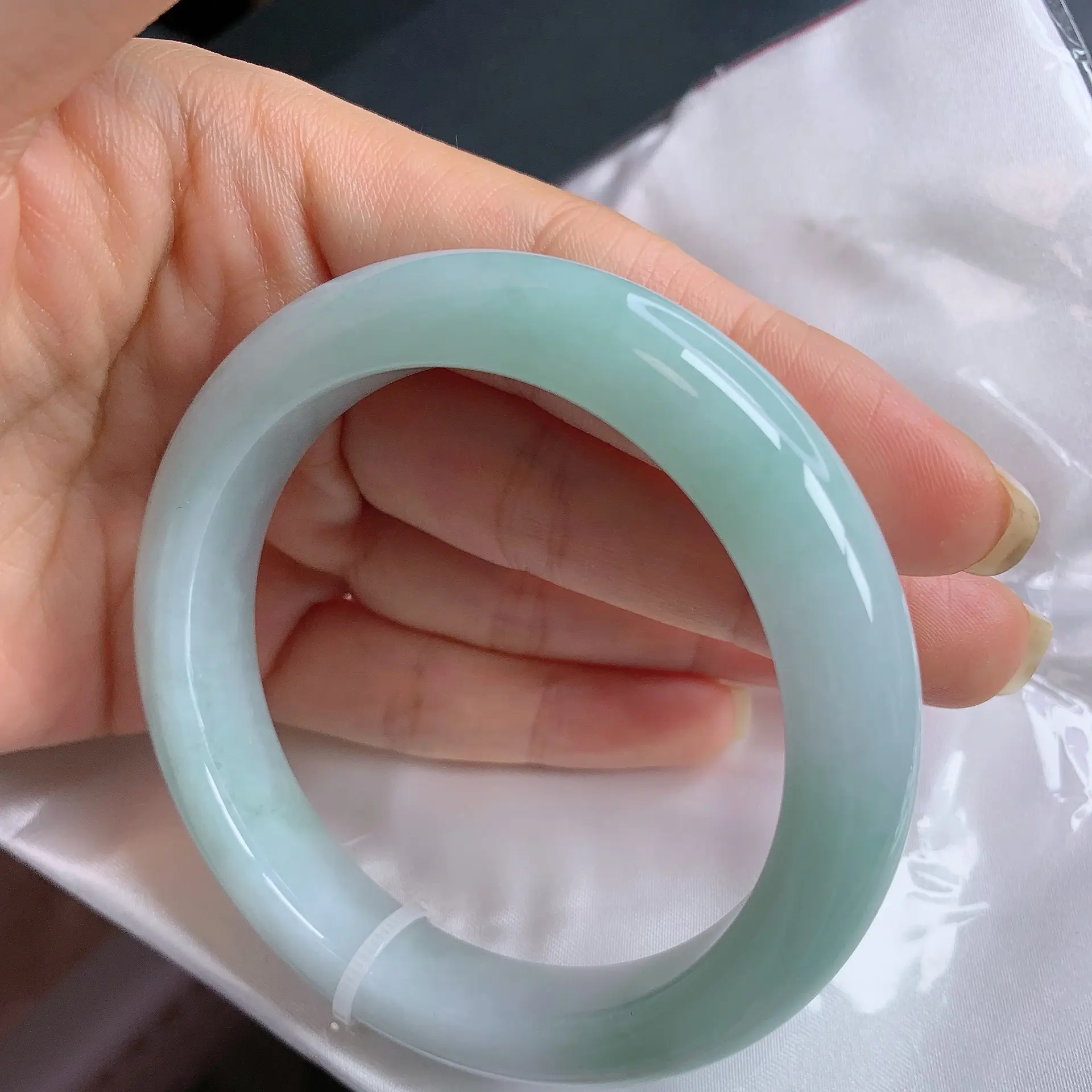 缅甸天然a货翡翠浅绿底57圈口手镯-51