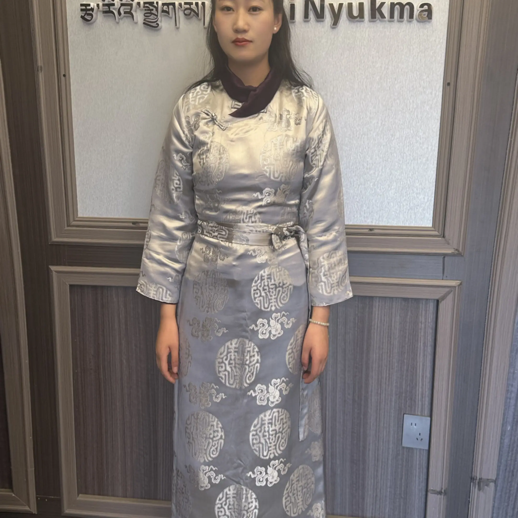 银色绸缎藏装一套（提供身高体重可定做 现货现发 定做三天内发货）
