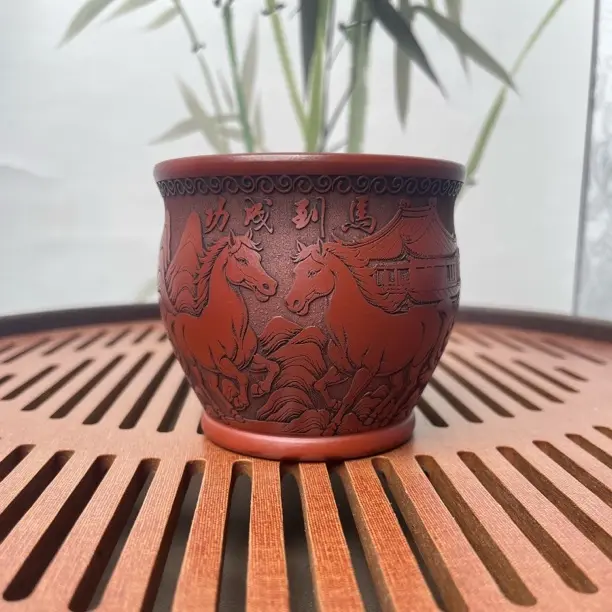 新华日报优选宜兴原矿浮雕手工紫砂杯【马到成功杯】