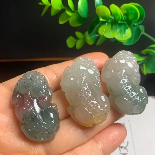 鸡血玉贵妃料貔貅吊坠工厂甩货不退换，多样性只发一个宠粉要好评！
