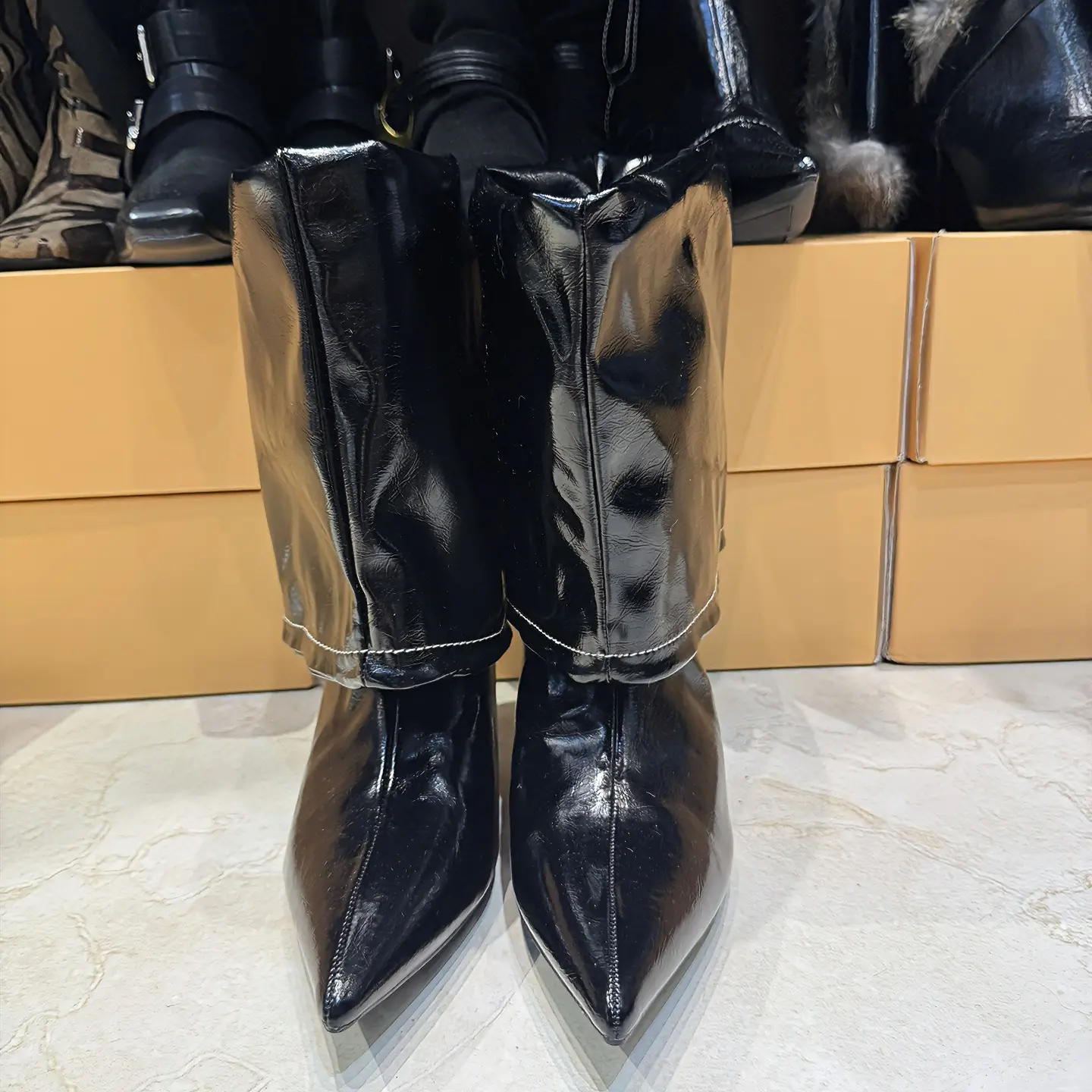 秋冬新款气质皮带金属扣高跟短靴女士黑色尖头细跟侧拉链时装靴