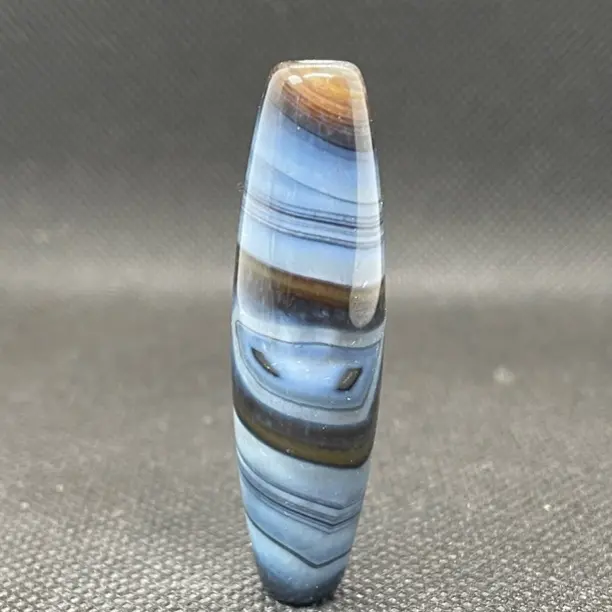 天然缠丝玛瑙蓝沁，狐狸水晶眼，直径13.8mm对孔49mm