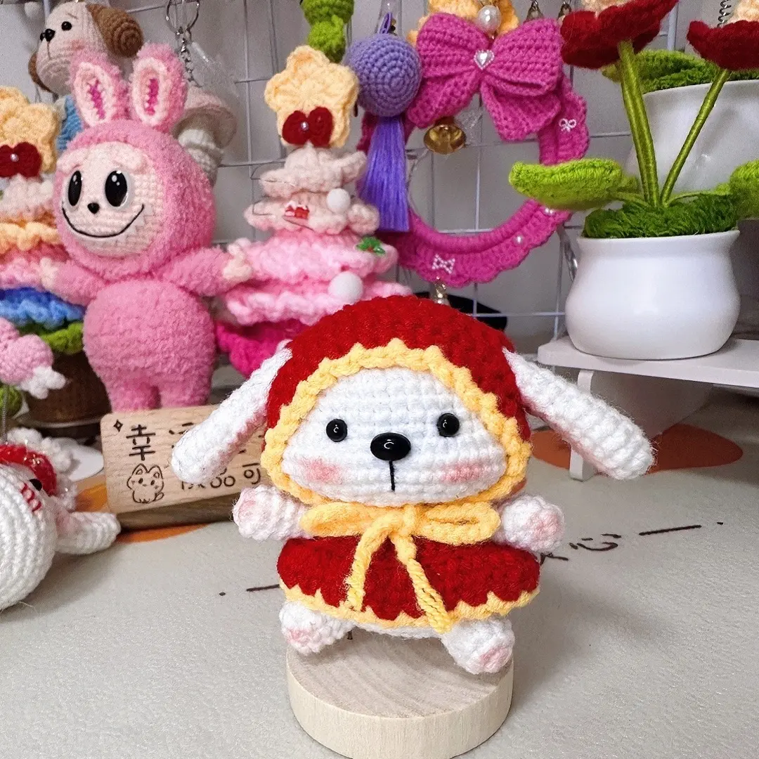 毛线DIY手工钩织可爱草莓兔兔玩偶成品创意礼物