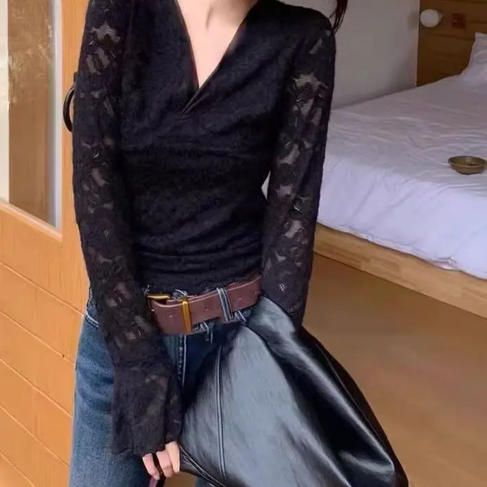 2025年新秋冬新款法式蕾丝V领修身加绒纯欲内搭打底衫