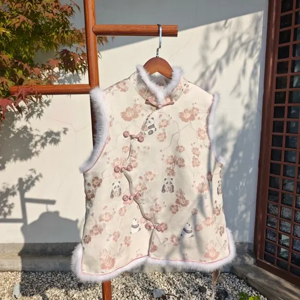 张国权宋锦水貂毛马甲 凌霄熊猫纹锦·粉色