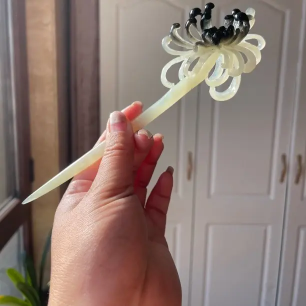 岫玉～菊花福利款发簪。料子细腻温润，雕刻立体灵动饱满。