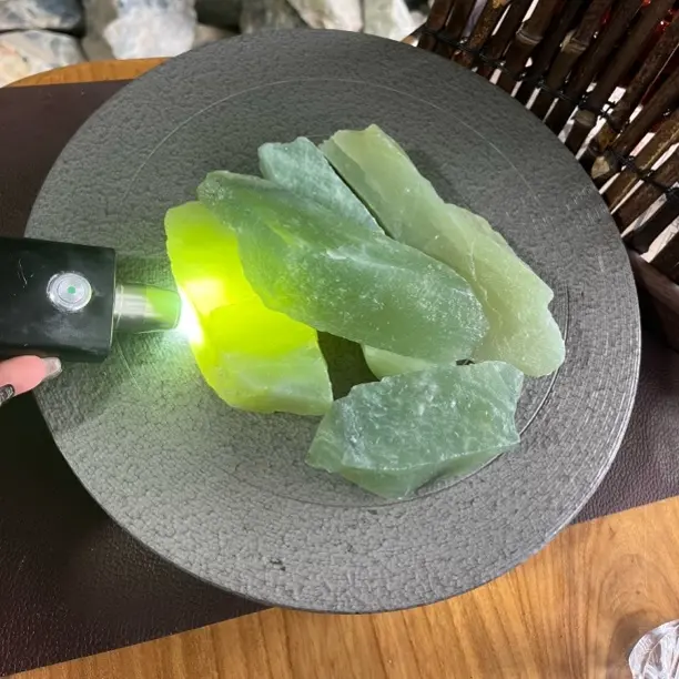 从纯天然岫玉原石随机发3到5块