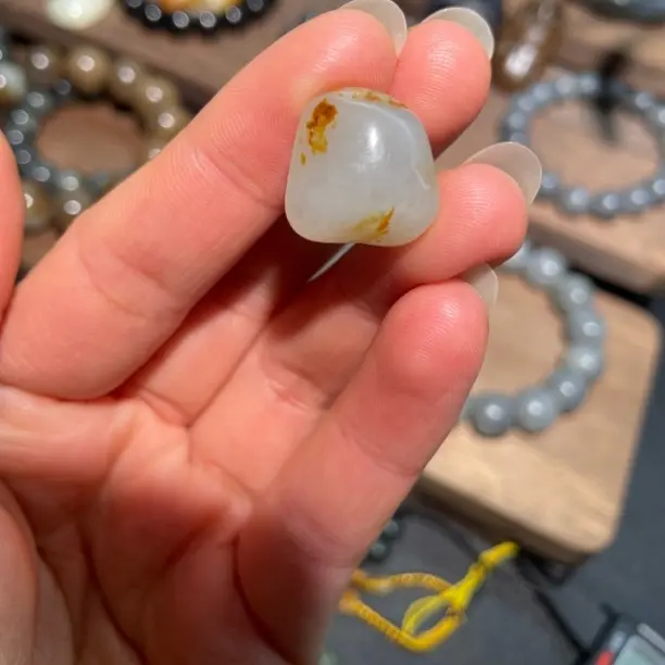 新疆天然带皮和田玉随型散珠子精选俏色diy原石