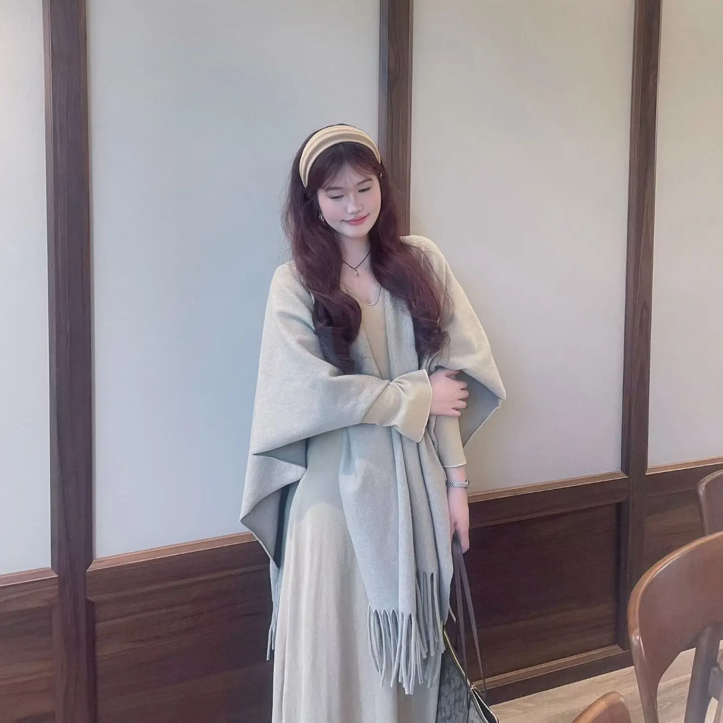 法式温柔风针织V领连衣裙披肩秋冬轻奢套装