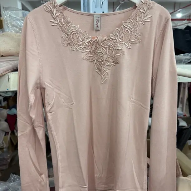 41黛 柞蚕浮雕刺绣V领舒适保暖上衣H000145