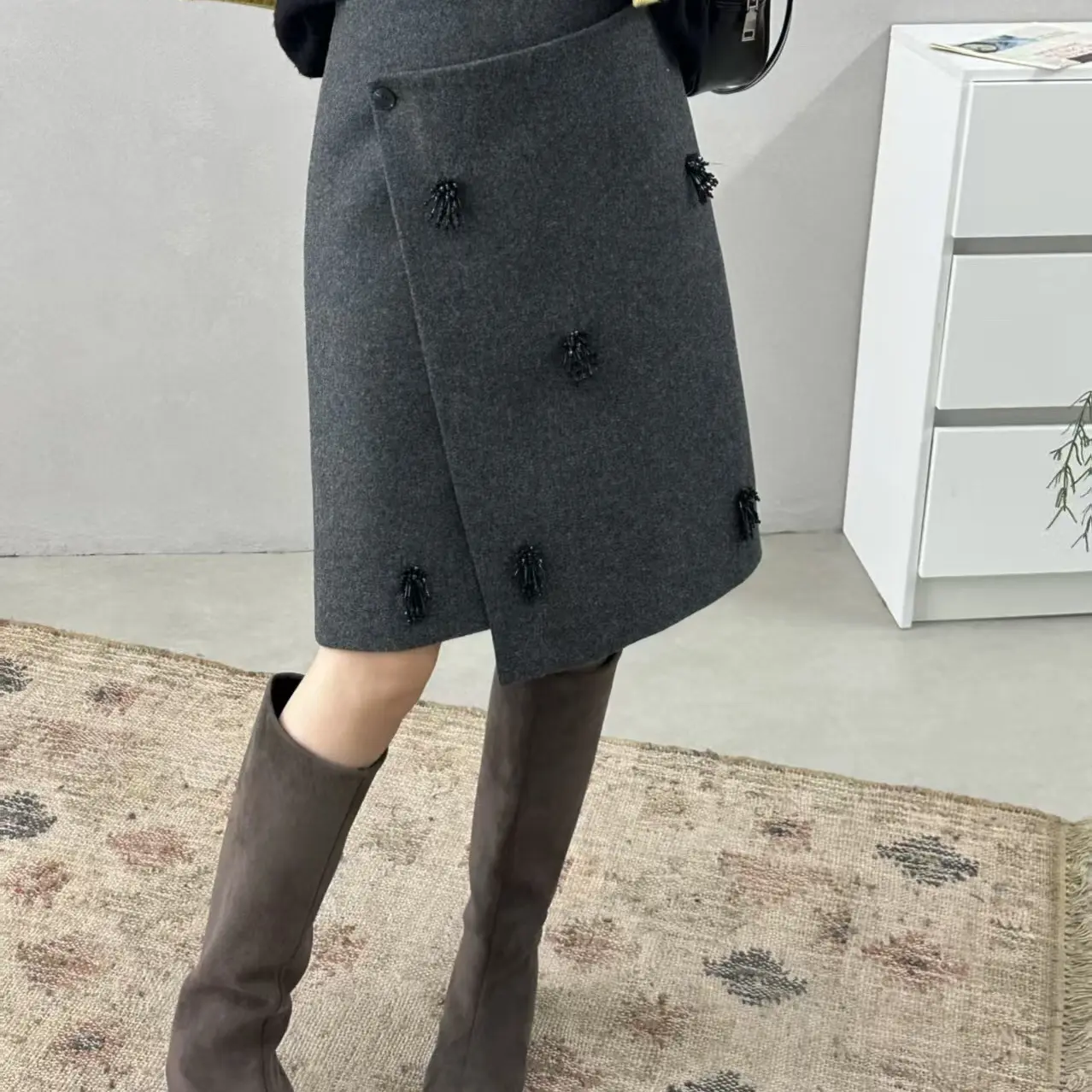 MZ迪复古绿色西装半身裙女2025新款立体钉珠a字裙不规则开叉短裙