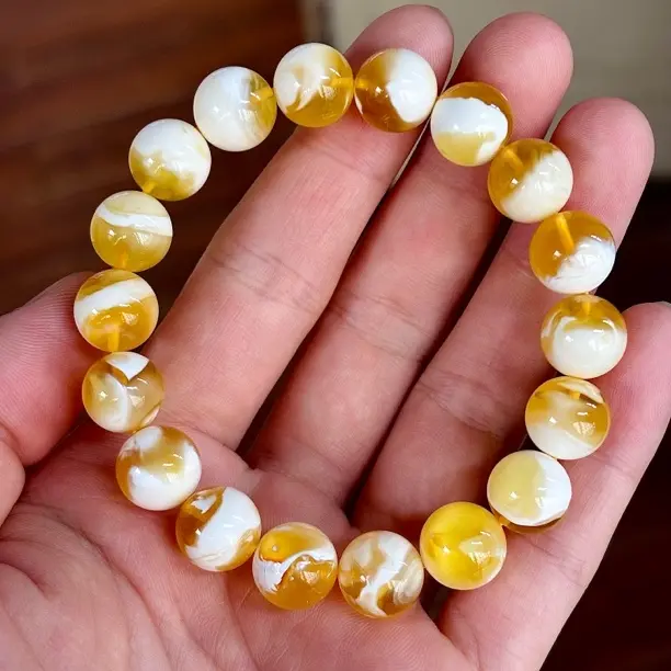 11.8mm左右尺寸金漆白溶洞蜜蜡手串