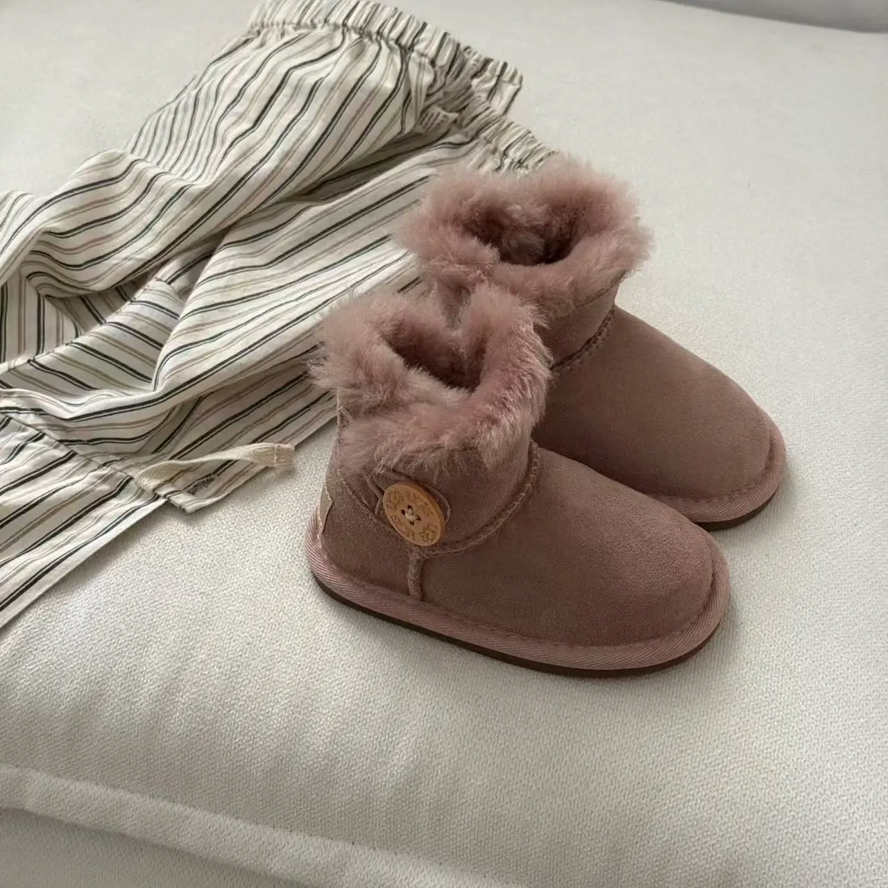 桑坡木扣雪地靴冬季新款男女童款时尚真皮小童皮毛一体软底