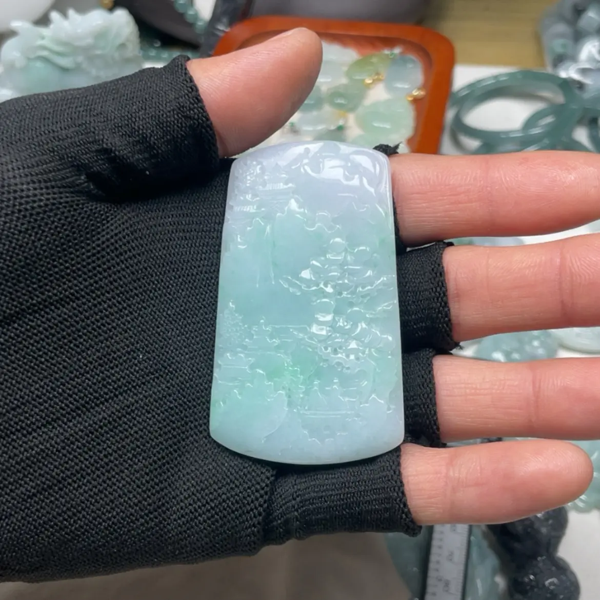 天然A货缅甸翡翠精工雕刻飘绿山水牌吊坠