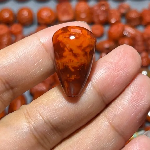 瓦西南红妖花火焰纹三通佛头对孔15.6高25厚14.9mm