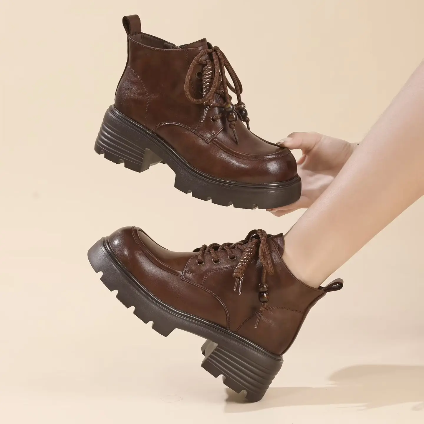 2025年秋冬款平跟马丁靴短款圆头靴子厚底百搭真皮粗跟女鞋