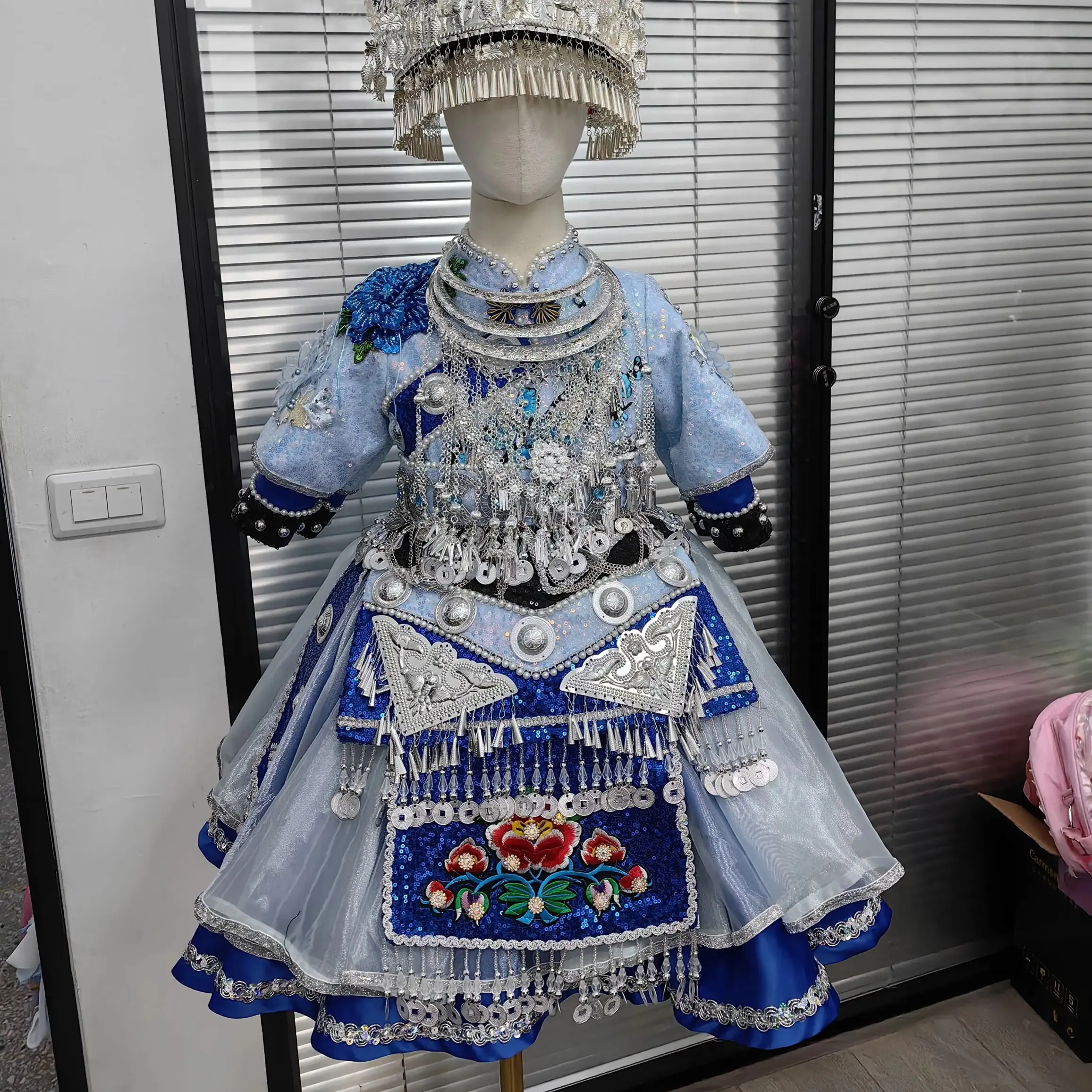 女童民族银铃姑娘木钾妞妞火火的苗寨摆手舞少数民族表演服装