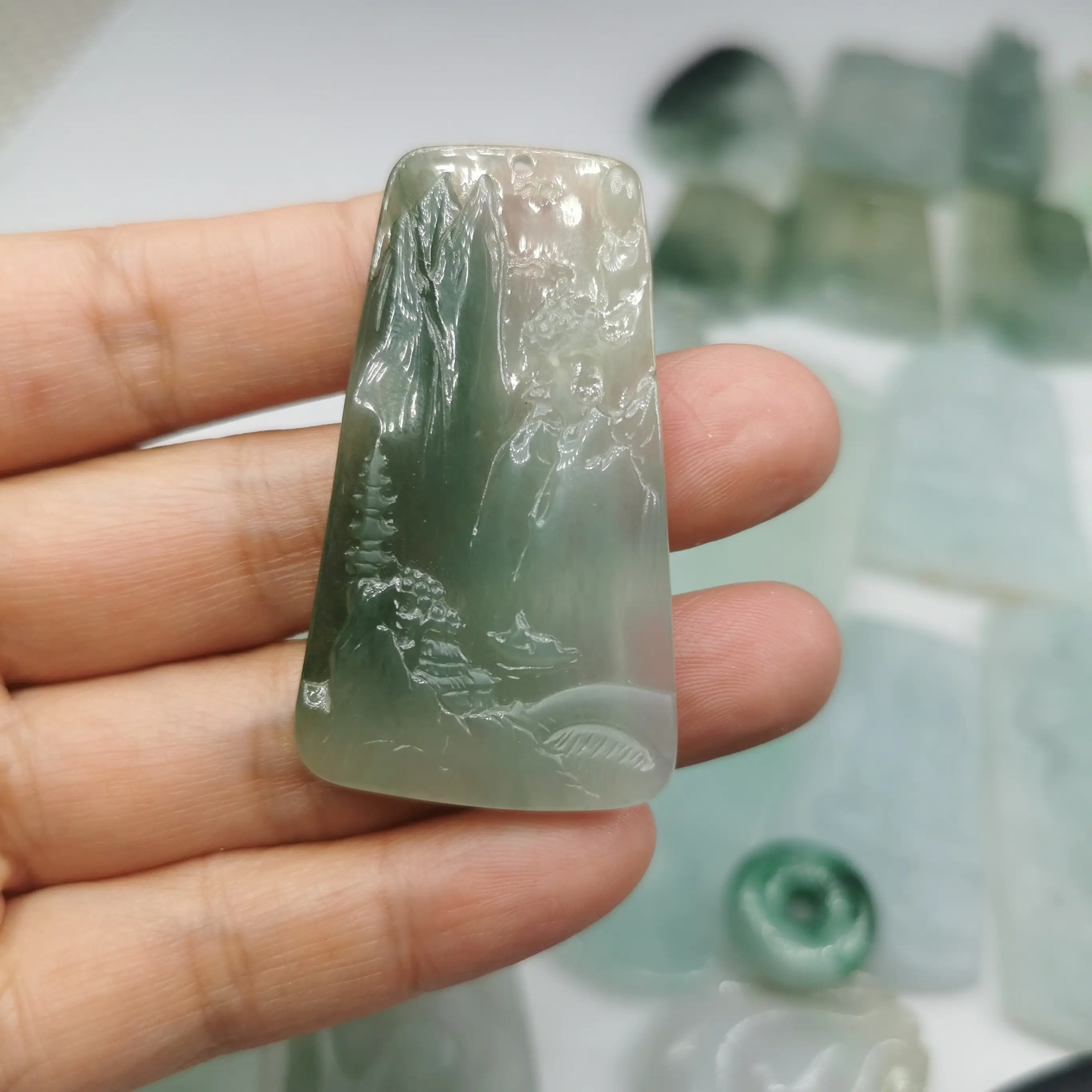 缅甸翡翠a货精工雕刻精雕带证书高冰透精美