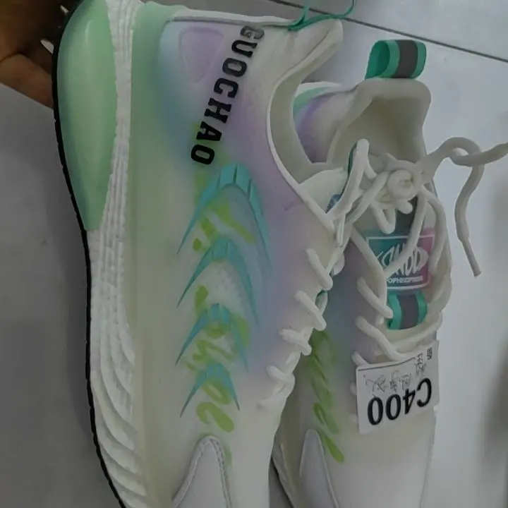 新款时尚透气轻便减震防滑跑步休闲运动鞋