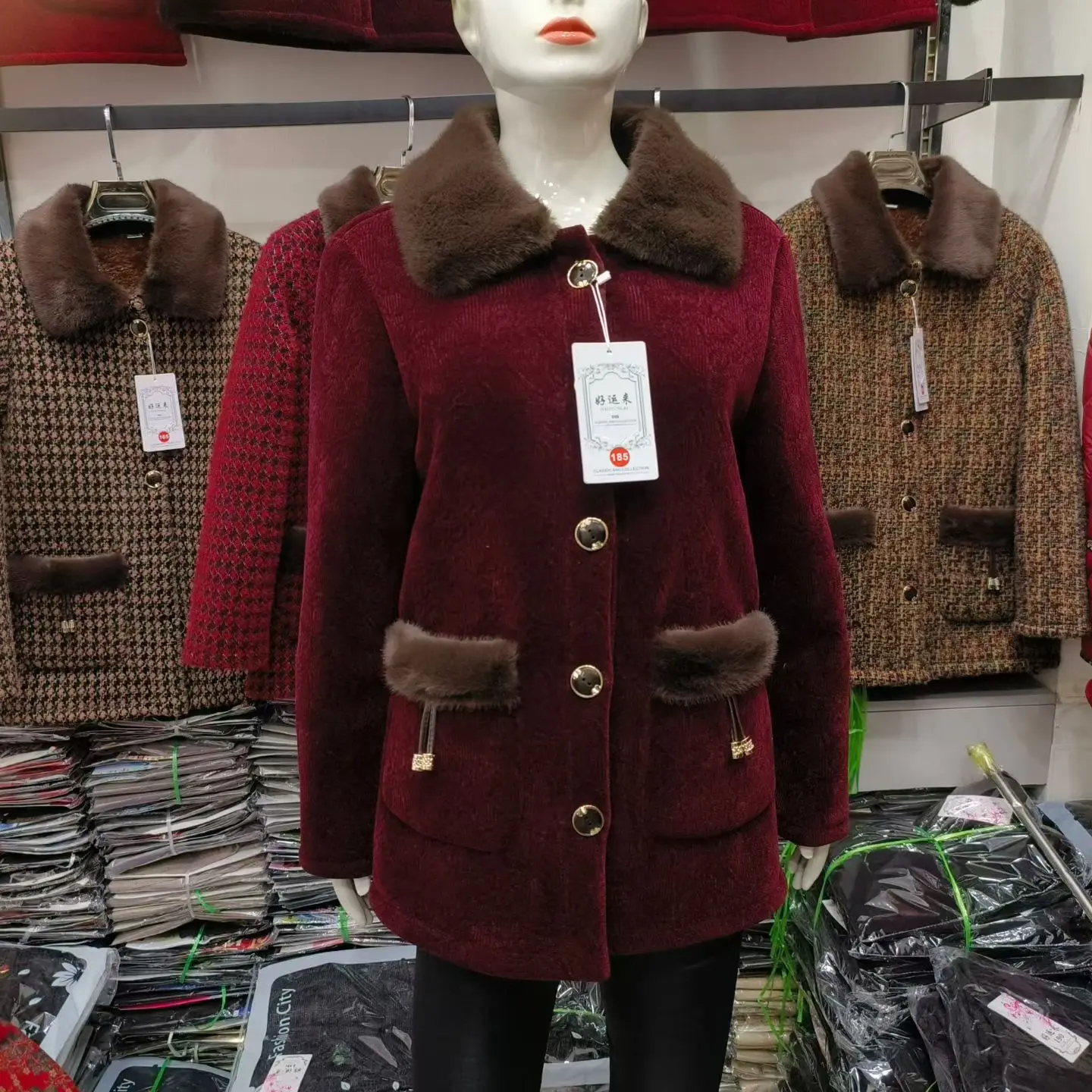 新款加绒加厚妈妈外套冬季中老年保暖纯色雪尼尔宽松棉衣