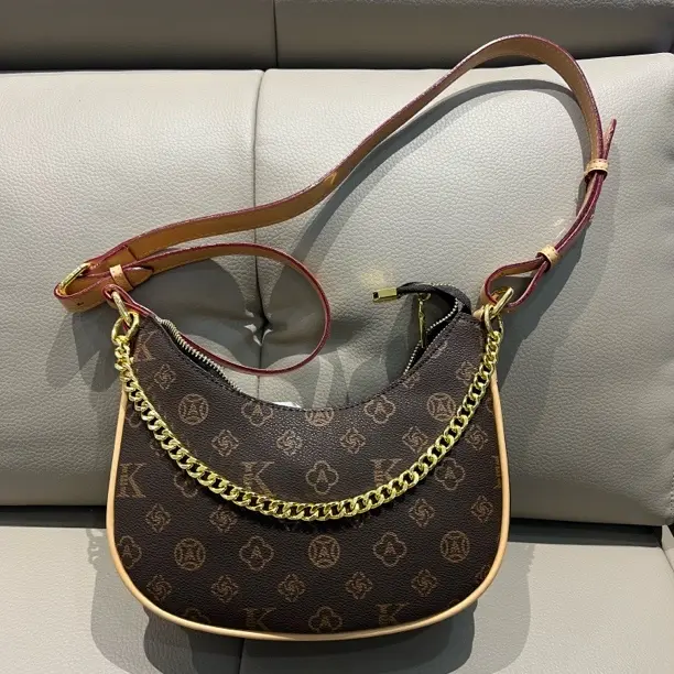 女士高级感腋下包复古百搭单肩斜挎包月牙包通勤2025独特漂亮包包