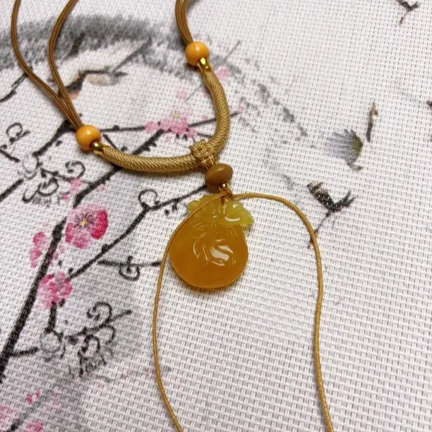 花玉巧雕钱袋子吊坠