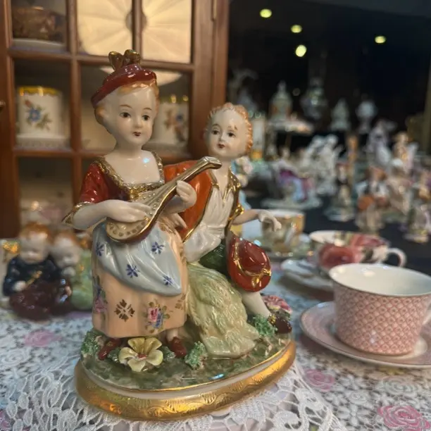 田园小女孩逗狗狗瓷偶家居客厅卧室书房复古可爱手工装饰品摆设