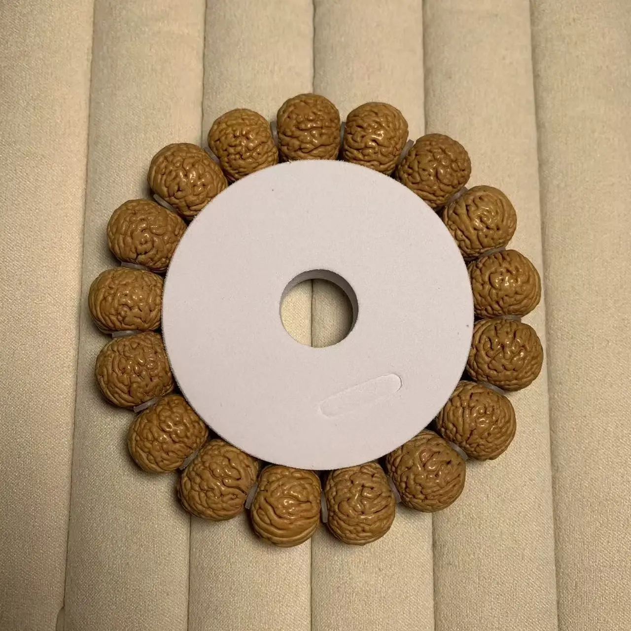 龙磷纹小金星桃核手串