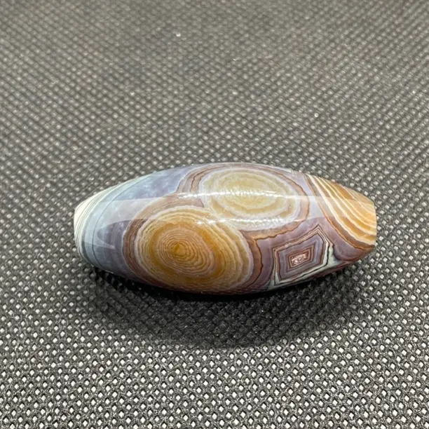 天然蓝沁缠丝玛瑙8字象形石，水晶位有水晶沙眼，直径19.4对孔43.5m