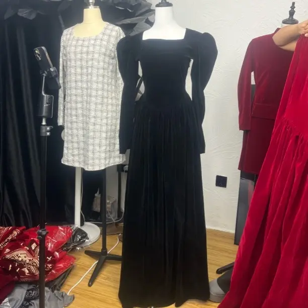 新款方领修身春秋法式赫本风金丝绒显瘦连衣裙