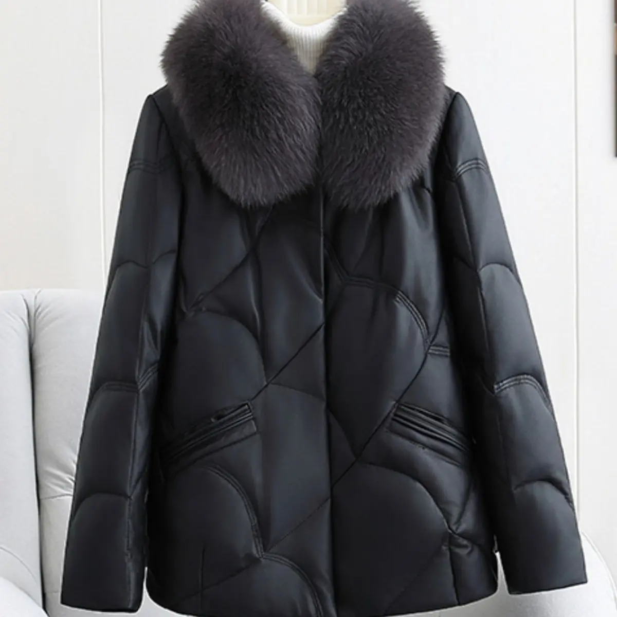 仿真皮羽绒女短款2025款加厚狐狸毛领皮草绵羊皮妈妈海宁皮衣