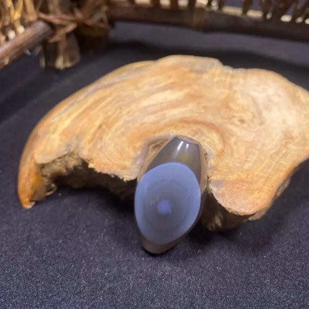 精品缠丝玛瑙蓝沁大圆眼