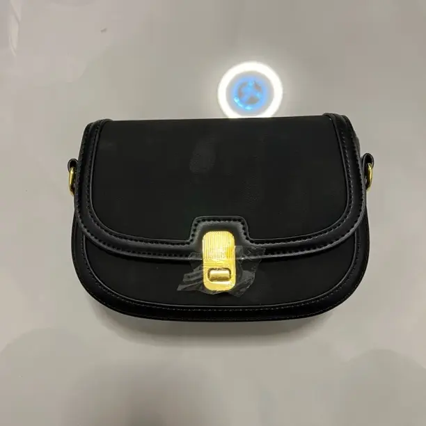 耐磨通勤风韩式斜挎包合油包边马鞍包休闲风锁扣