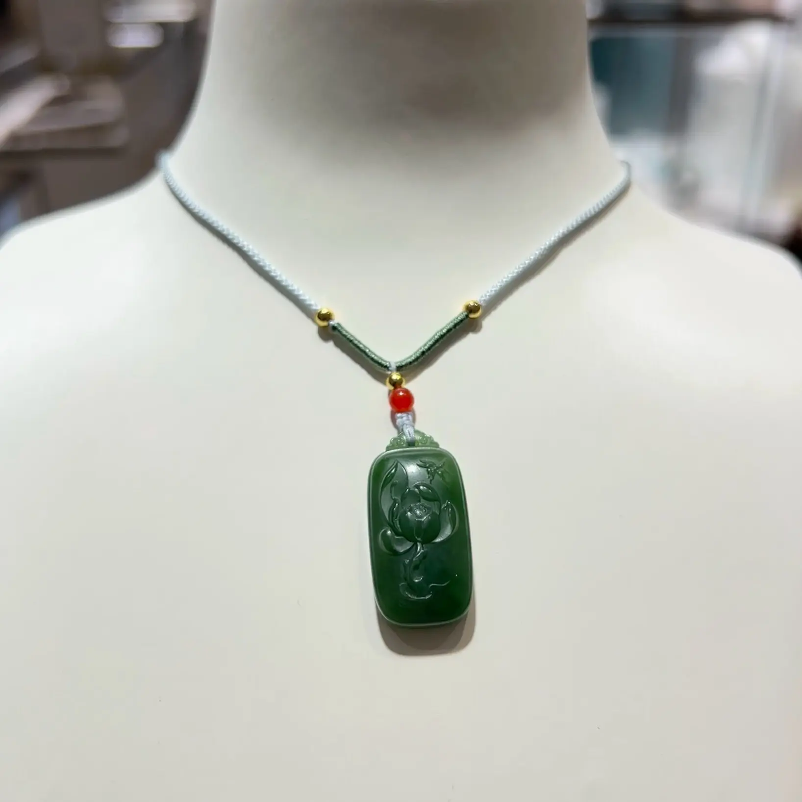 天然和田玉碧荷花吊坠精美雕刻素雅百搭