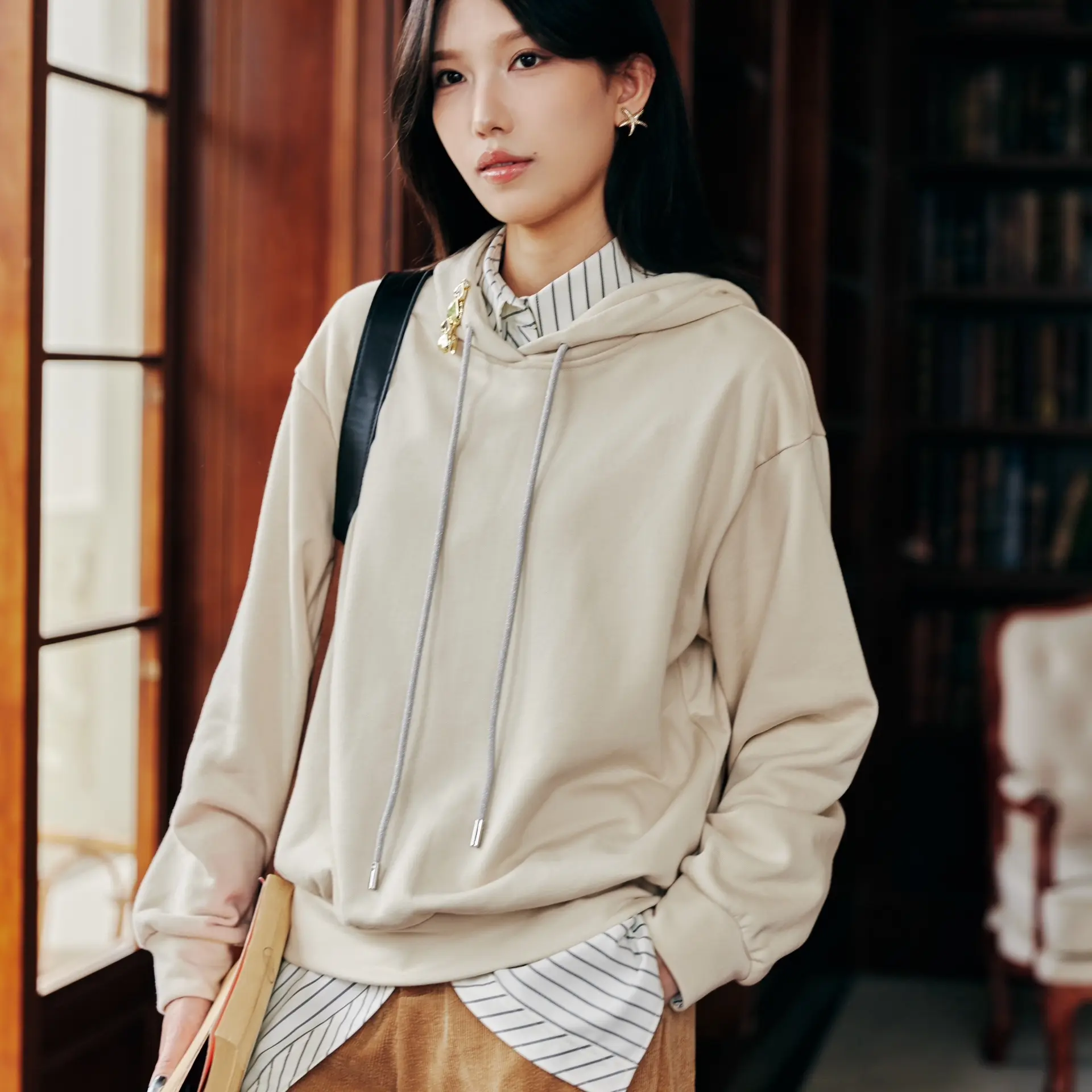 米色短款连帽卫衣