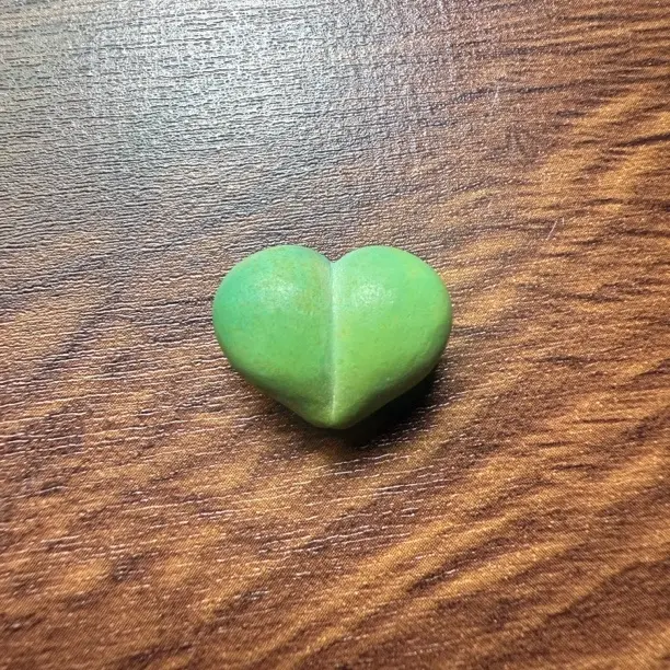 精品原矿绿松石绿色爱心屁桃