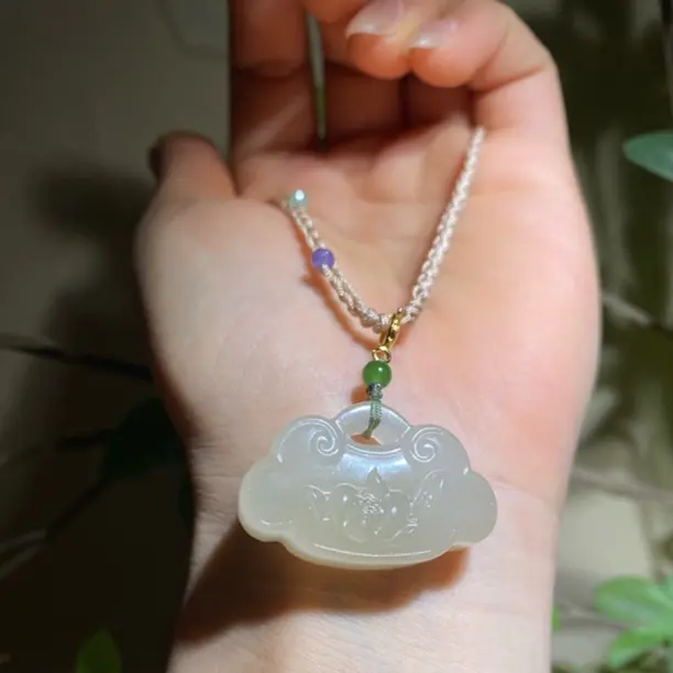 【橦芯珠宝】和田玉熟藕粉祥云福锁吊坠