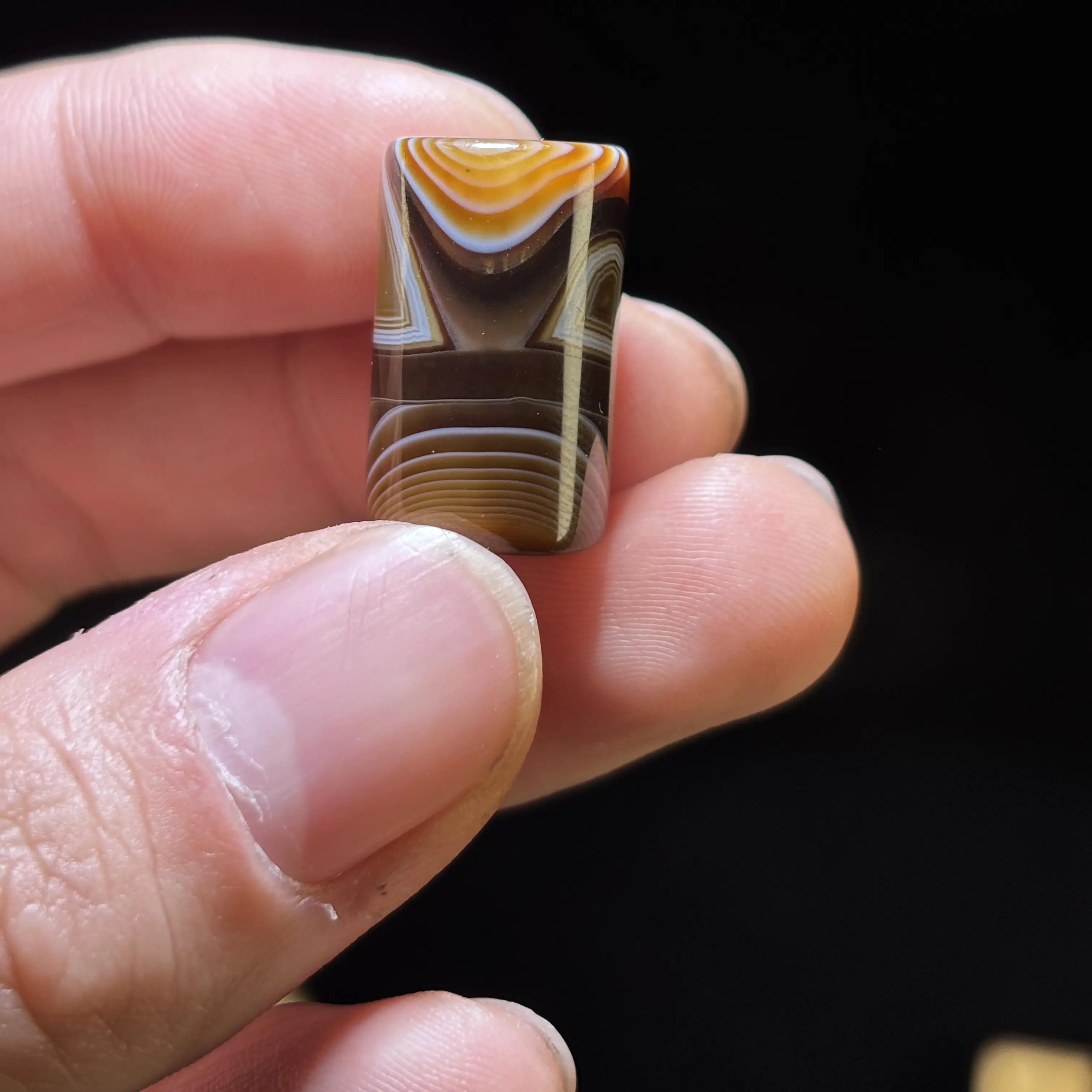 天然缠丝玛瑙，双方眼+背靠人脸，尺寸：22.3*18