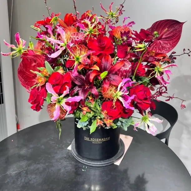 奇缘焰语红色系鲜花花礼抱抱桶