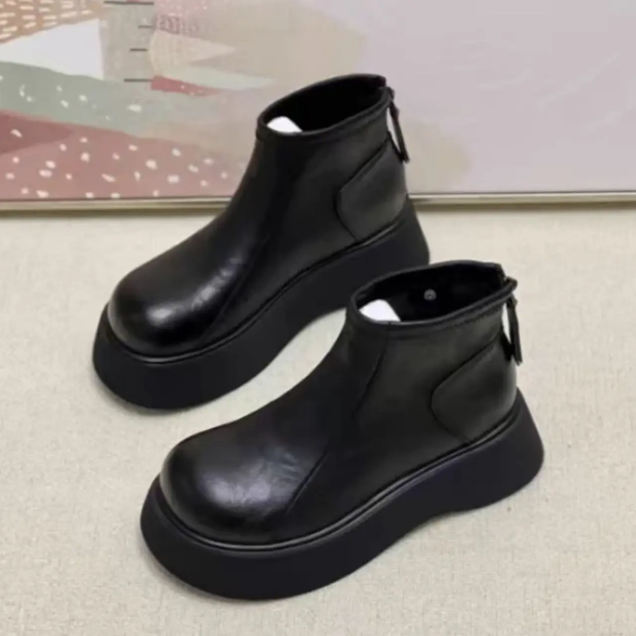 【现货+运费险】 2025新款冬季加绒舒适软皮小短靴松糕底复古及踝靴