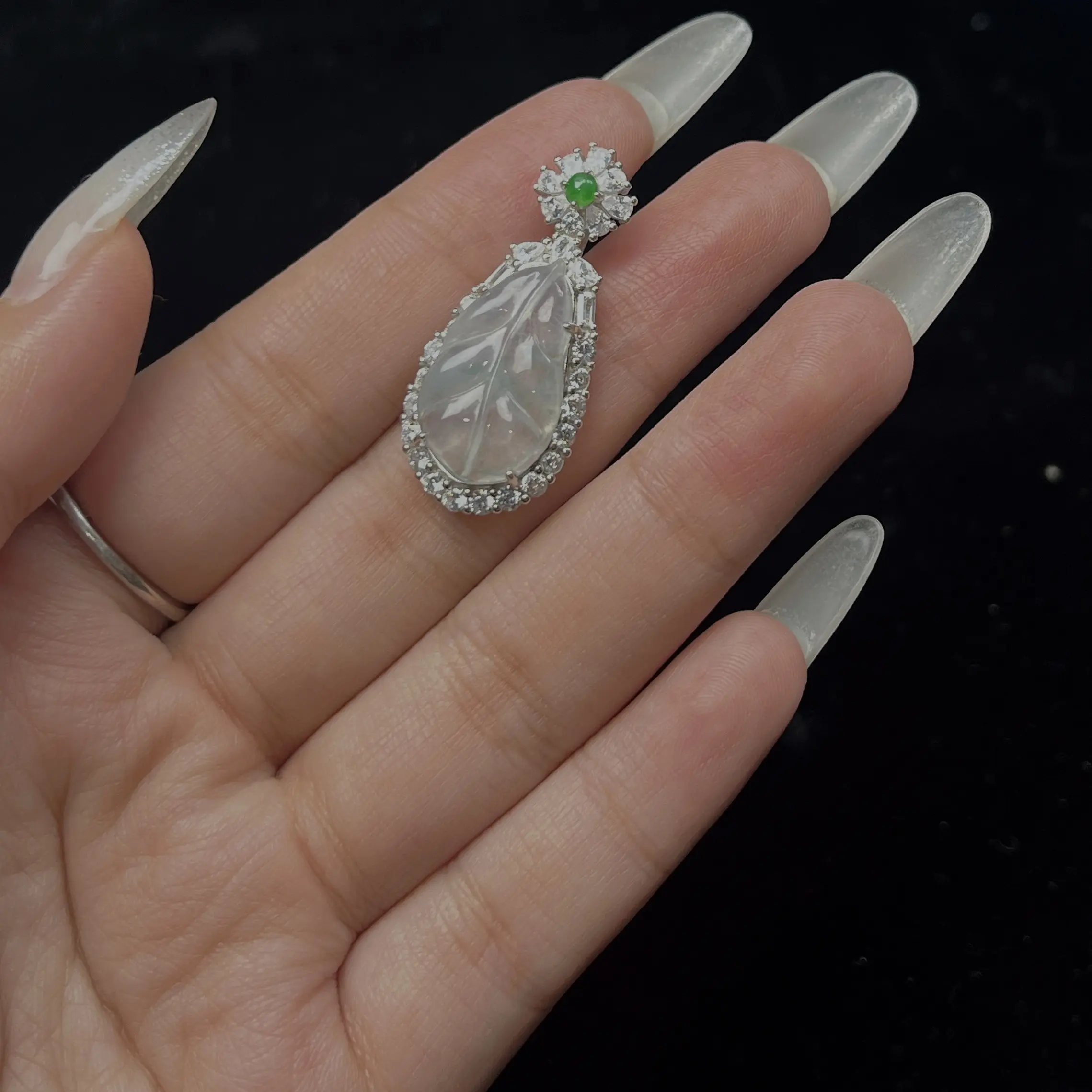 天然A货翡翠冰种叶子吊坠时尚轻奢百搭挂坠