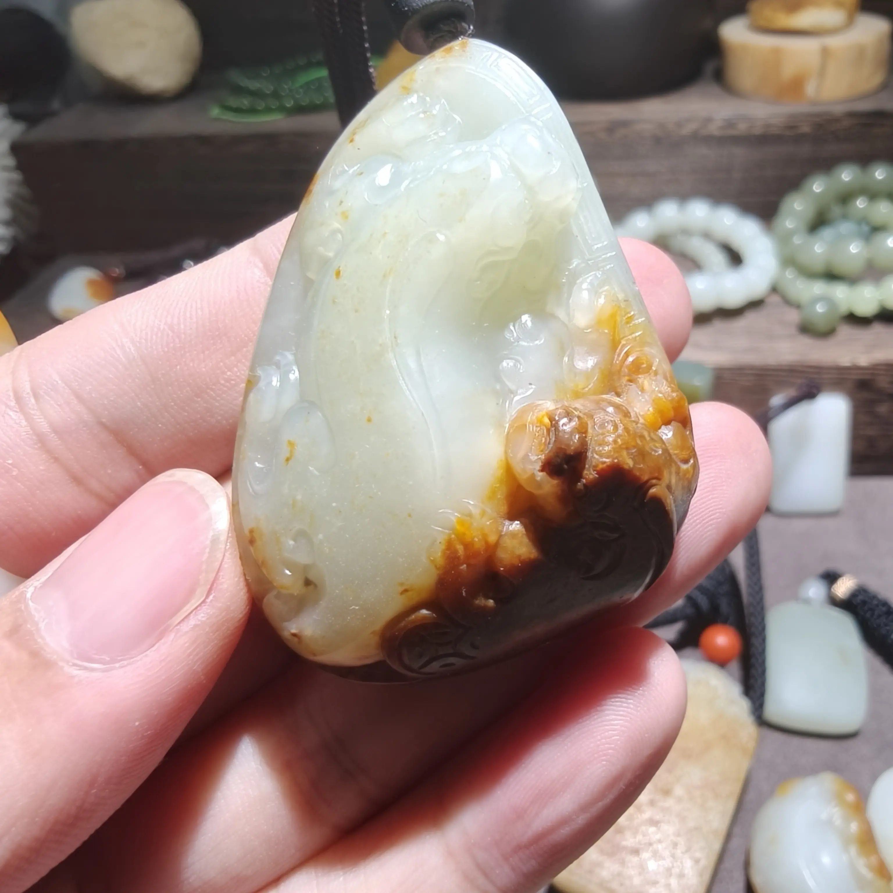 和田玉俄料精美雕刻貔貅吊坠男女通用配饰