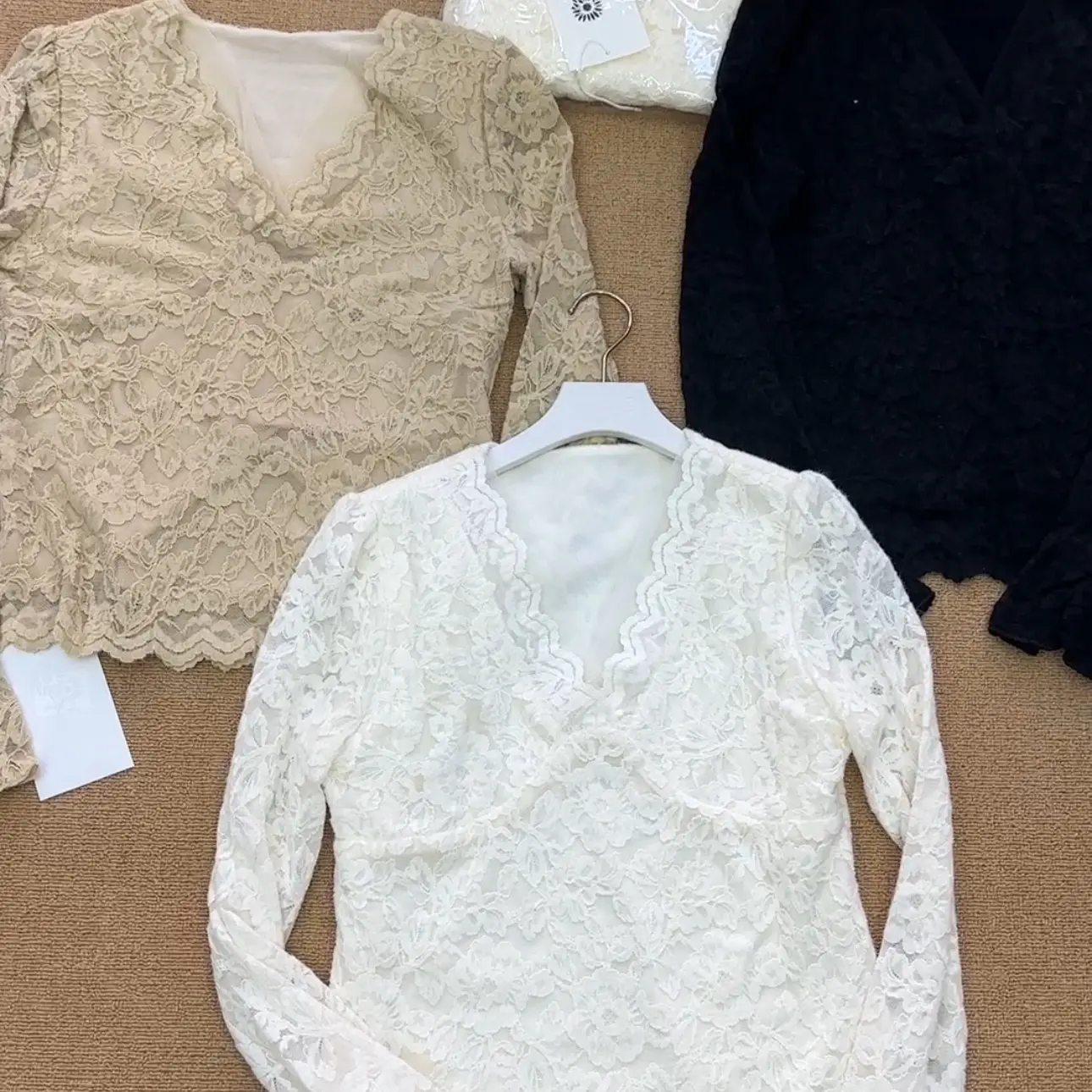 秋冬新款蕾丝V领加绒百搭显瘦女士长袖打底衫