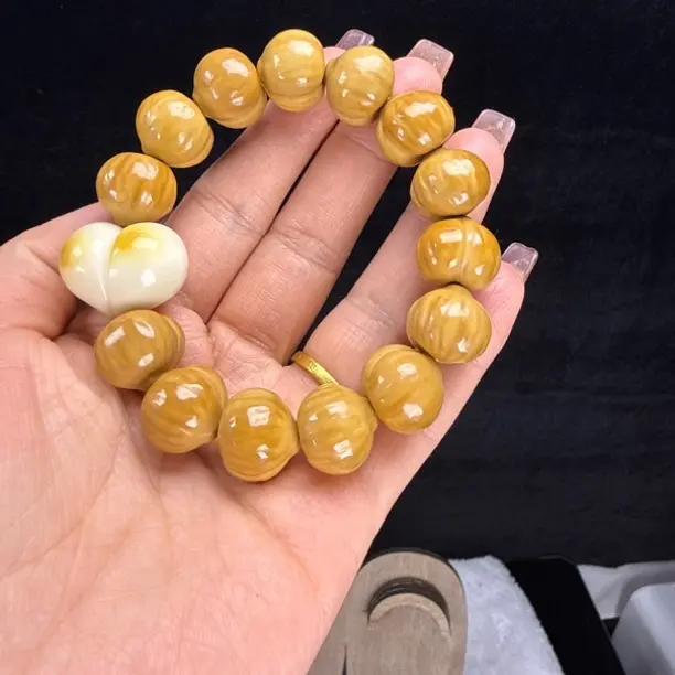 精工雕刻肌理纹猴头屁桃搭配象牙果大爱心