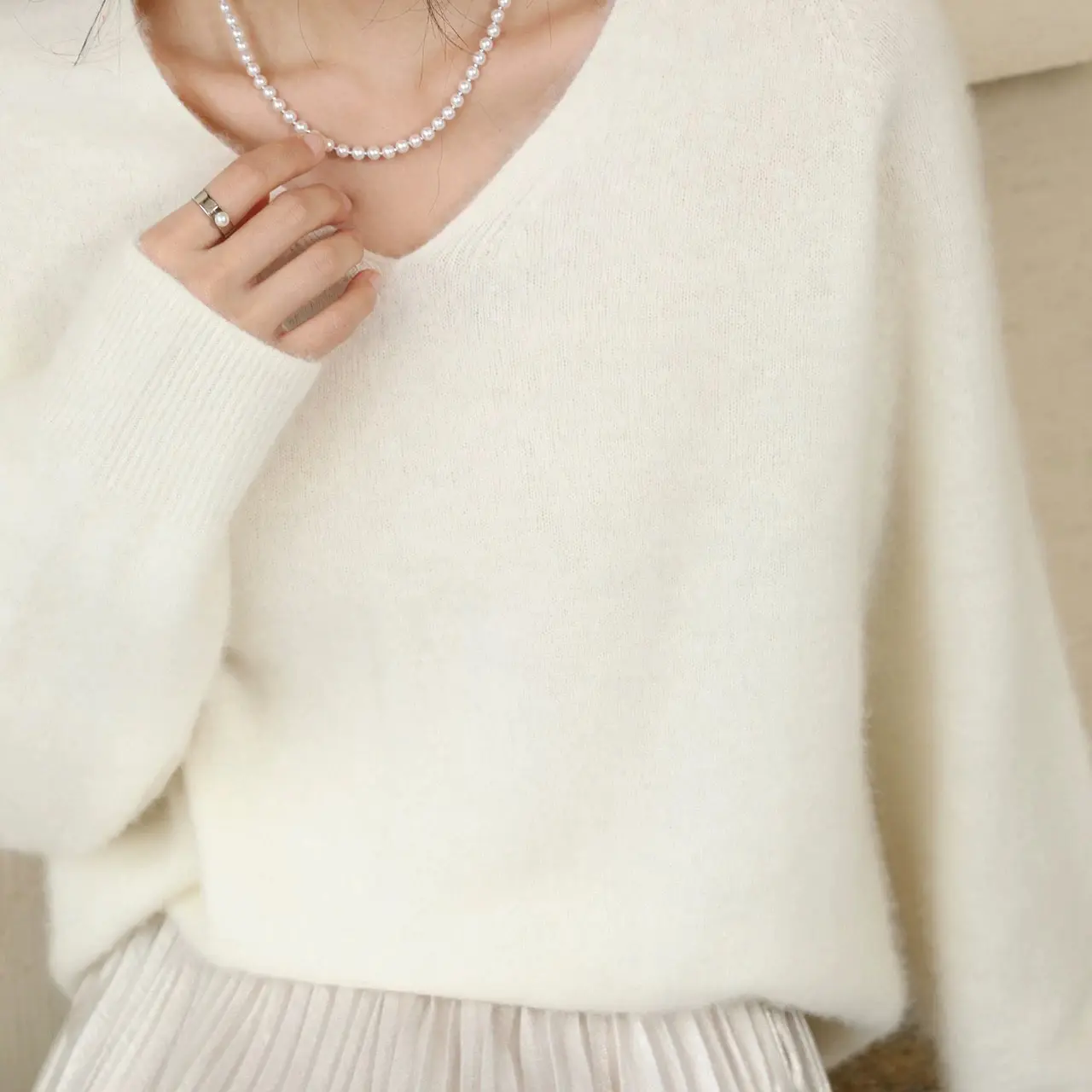 7LU专属 毛茸茸羊绒V领上衣白色羊毛衫宽松针织衫女显瘦软糯