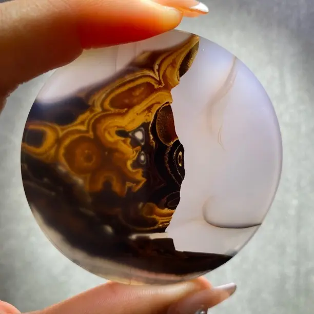 天然玛瑙像形花牌画面石精致打磨线条流畅美观耐看颈饰